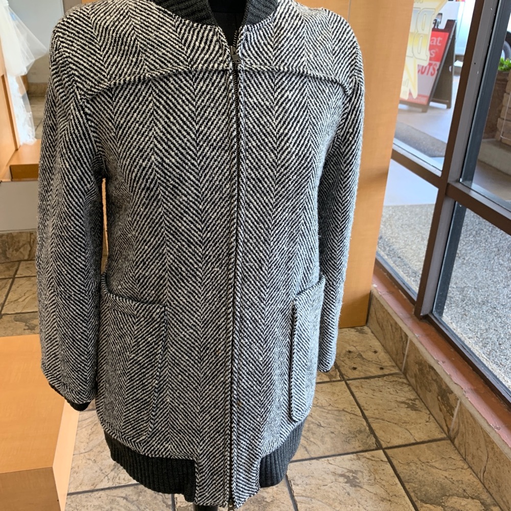 Womenās jacket - Picture 2 of 8